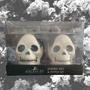Skull salt and pepper shakers